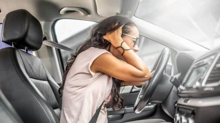 Como vai a sua saúde mental? Mulher no trânsito estressada e ansiosa.