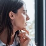 Descubra por que você não está feliz mesmo com uma vida que parece funcionar. Aprenda os 5 pilares da felicidade segundo Martin Seligman e comece a reconstruir a sua vida emocional.