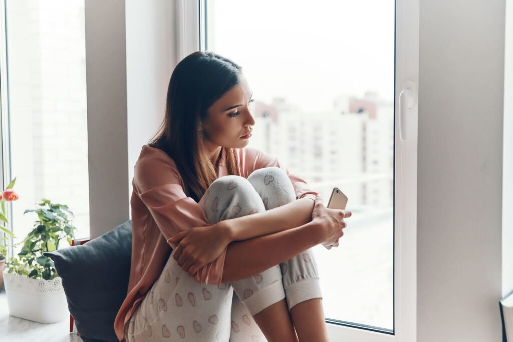 Descubra por que você não consegue sentir prazer e alegria, e aprenda um exercício simples de 30 segundos que reconecta você com emoções positivas. Entenda como treinar o primeiro pilar da felicidade.