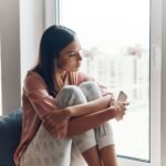 Descubra por que você não consegue sentir prazer e alegria, e aprenda um exercício simples de 30 segundos que reconecta você com emoções positivas. Entenda como treinar o primeiro pilar da felicidade.